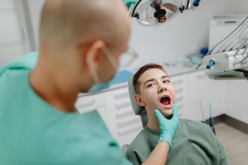 A erupção dos dentes sisos pode empurrar toda a arcada e, assim, gerar o apinhamento dental