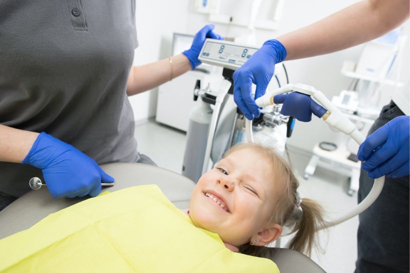 O implante dentário é indicado a partir dos 17 ou 18 anos de idade, quando a estrutura óssea da boca está completamente desenvolvida. Em casos de crianças menores, pode ser indicada a instalação de uma prótese removível, adesiva ou de um mantenedor de espaço