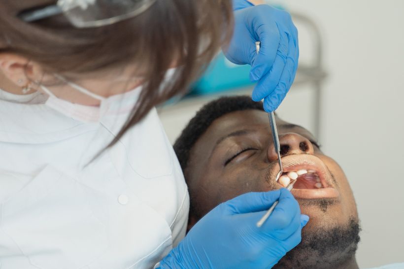 Colocar um piercing no dente costuma prejudicar a higienização bucal, facilitando a proliferação de bactérias e o surgimento de cárie embaixo do acessório